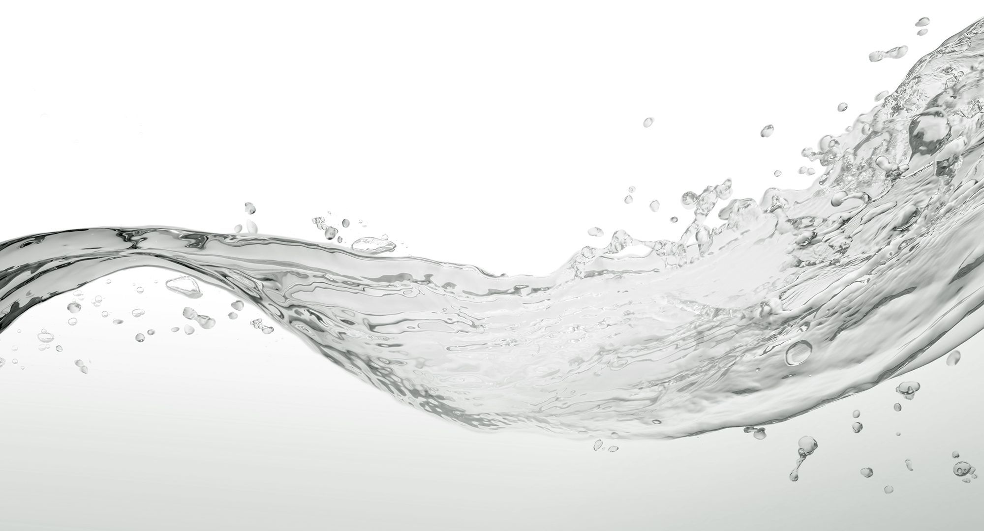 Ein dynamischer, klarer Wasserspritzer schießt in einem Bogen über einen weißen Hintergrund